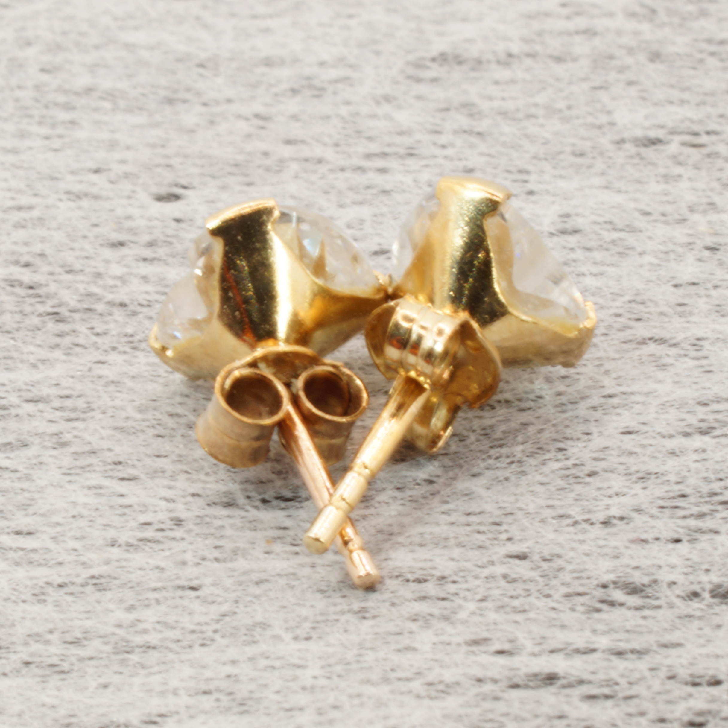 9ct Gold Heart Stud Earrings Hallmark Pierced Ears Pre Owned - Image 5