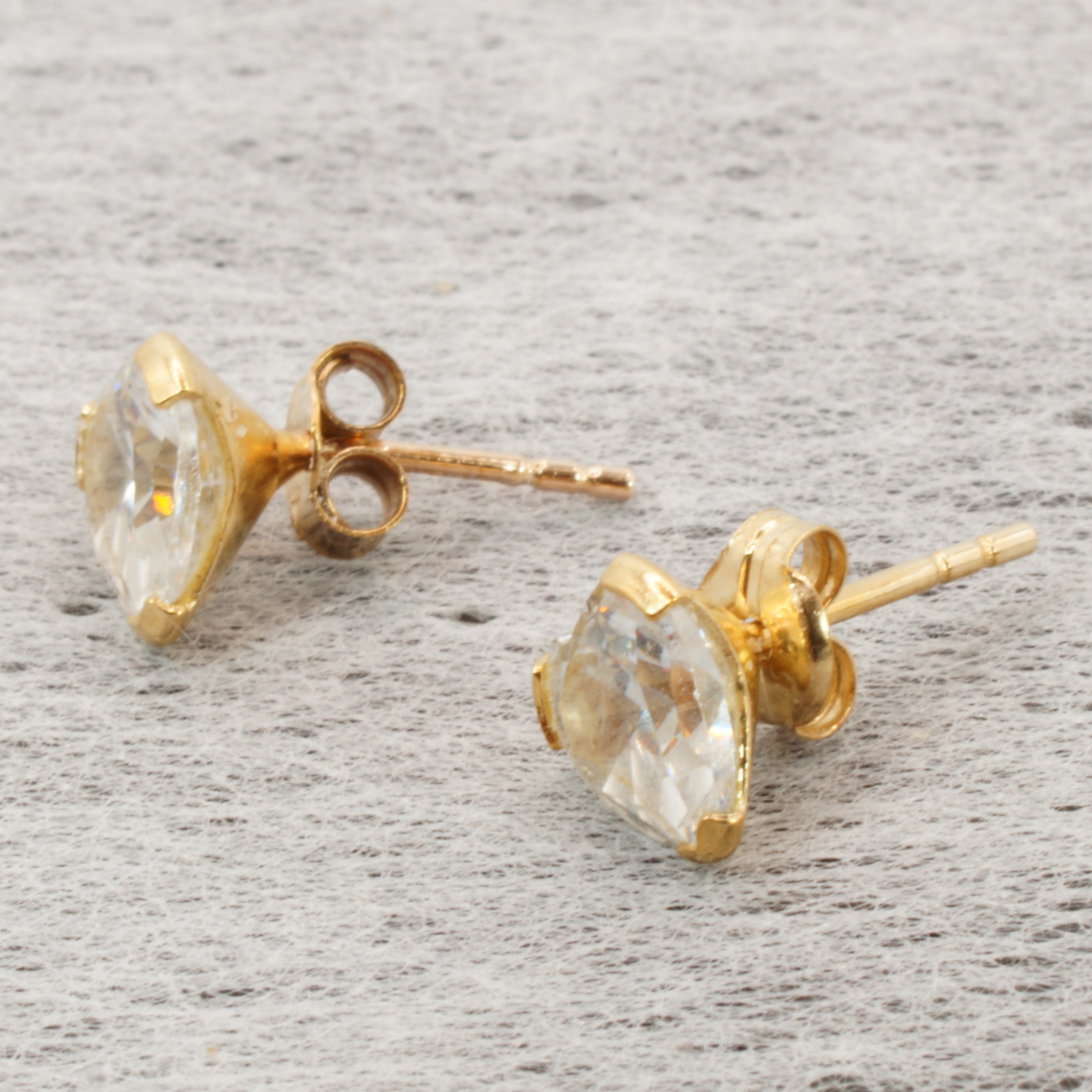 9ct Gold Heart Stud Earrings Hallmark Pierced Ears Pre Owned - Image 6