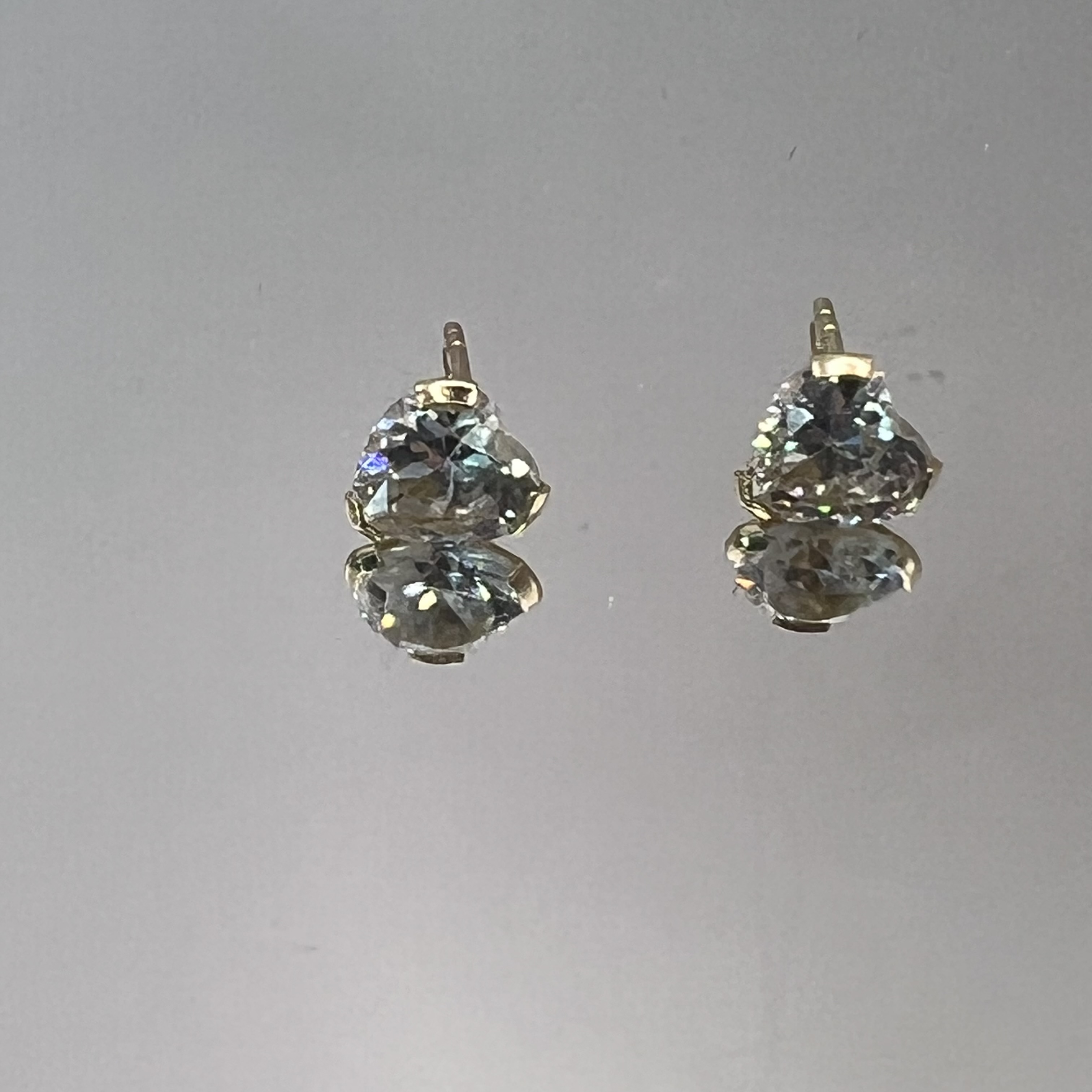 9ct Gold Heart Stud Earrings Hallmark Pierced Ears Pre Owned - Image 2