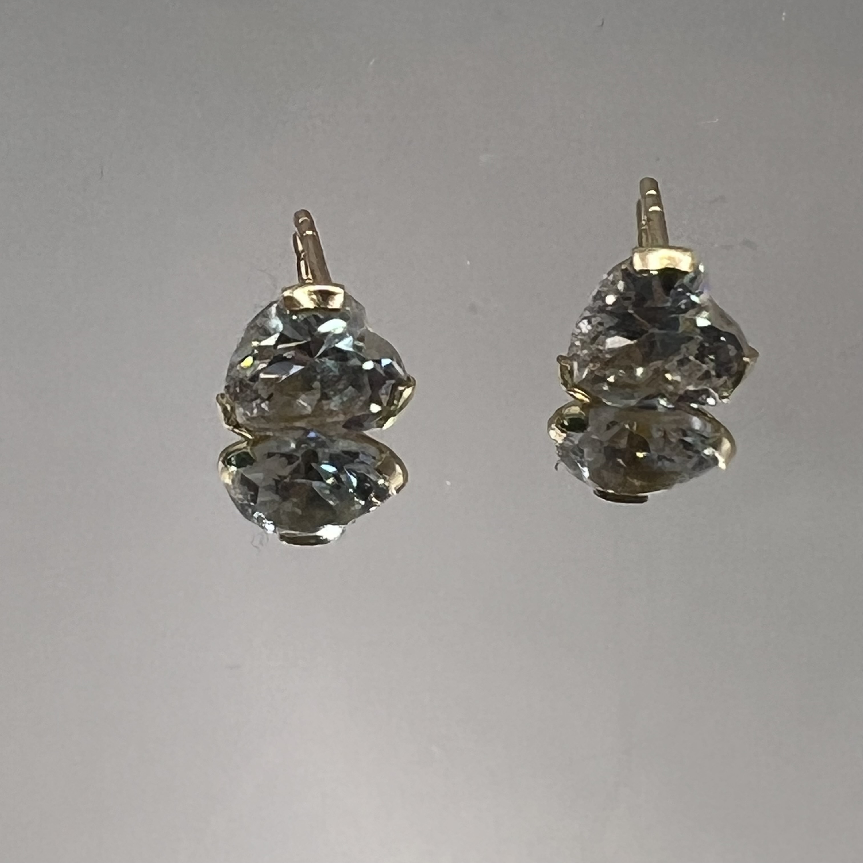 9ct Gold Heart Stud Earrings Hallmark Pierced Ears Pre Owned - Image 3