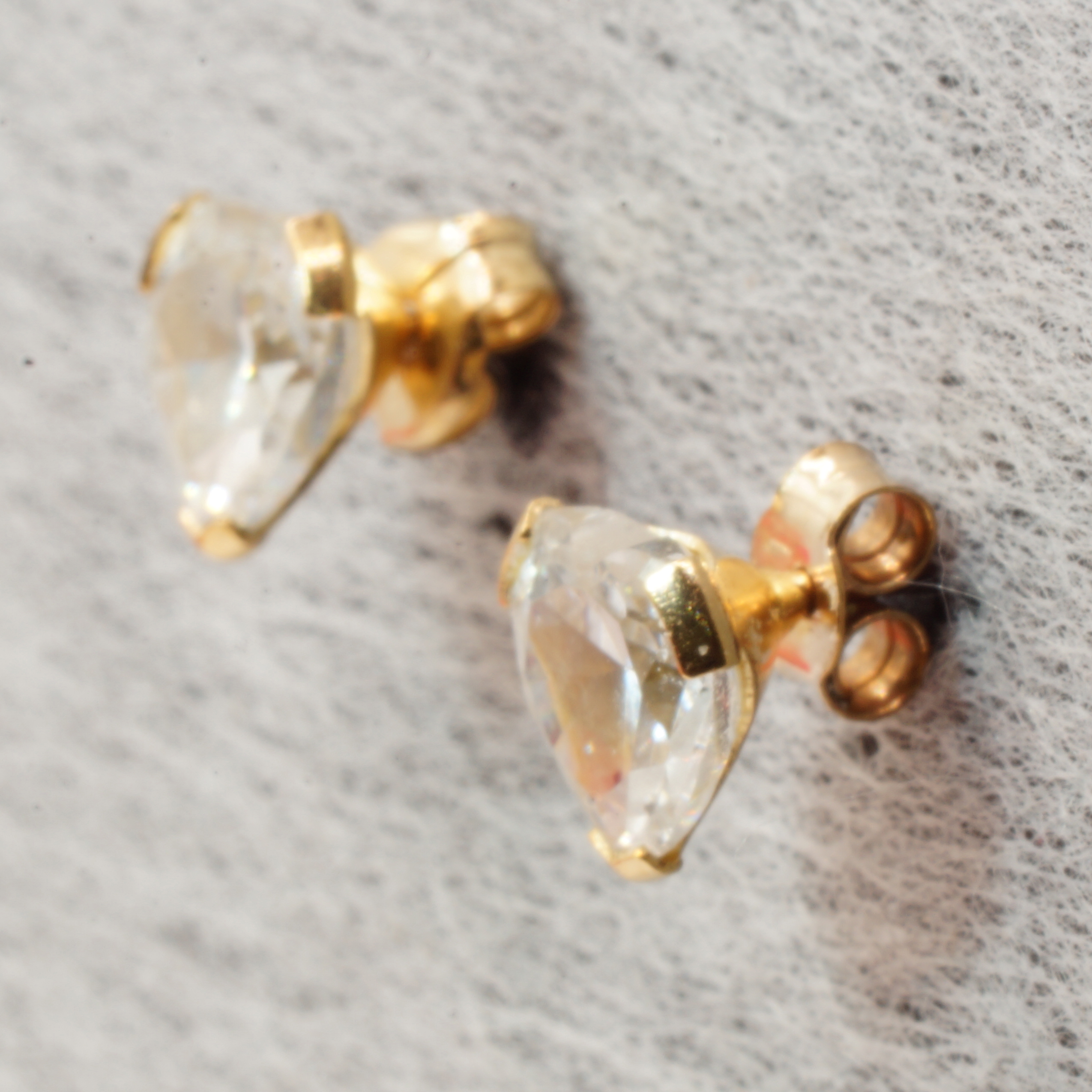 9ct Gold Heart Stud Earrings Hallmark Pierced Ears Pre Owned - Image 7