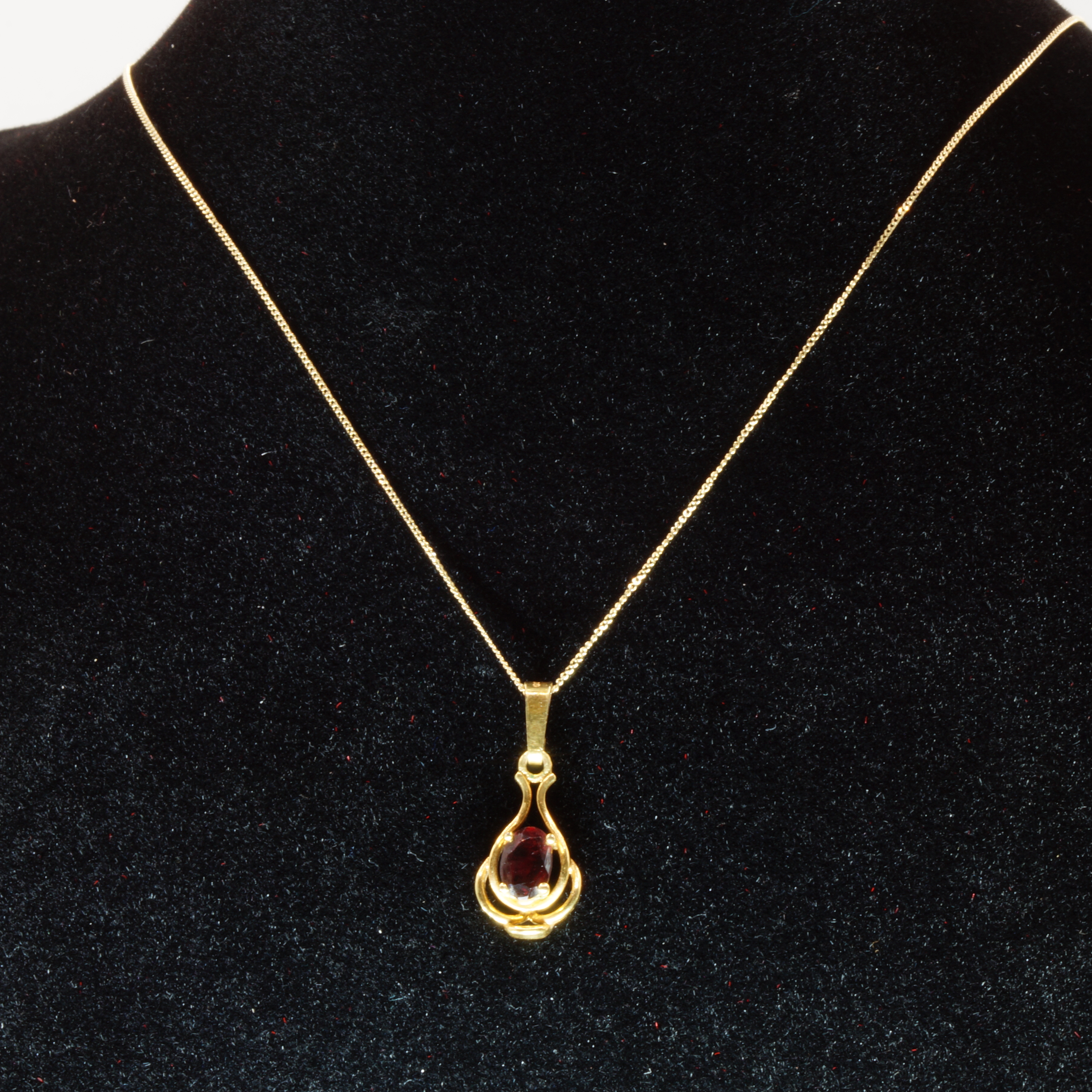 9ct Gold 20 Inch Necklace Garnet Pendant Hallmark Pre Owned