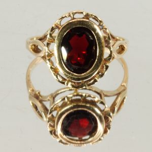 9ct Yellow Gold Single Garnet Ring Hallmark UK Size O Pre Owned