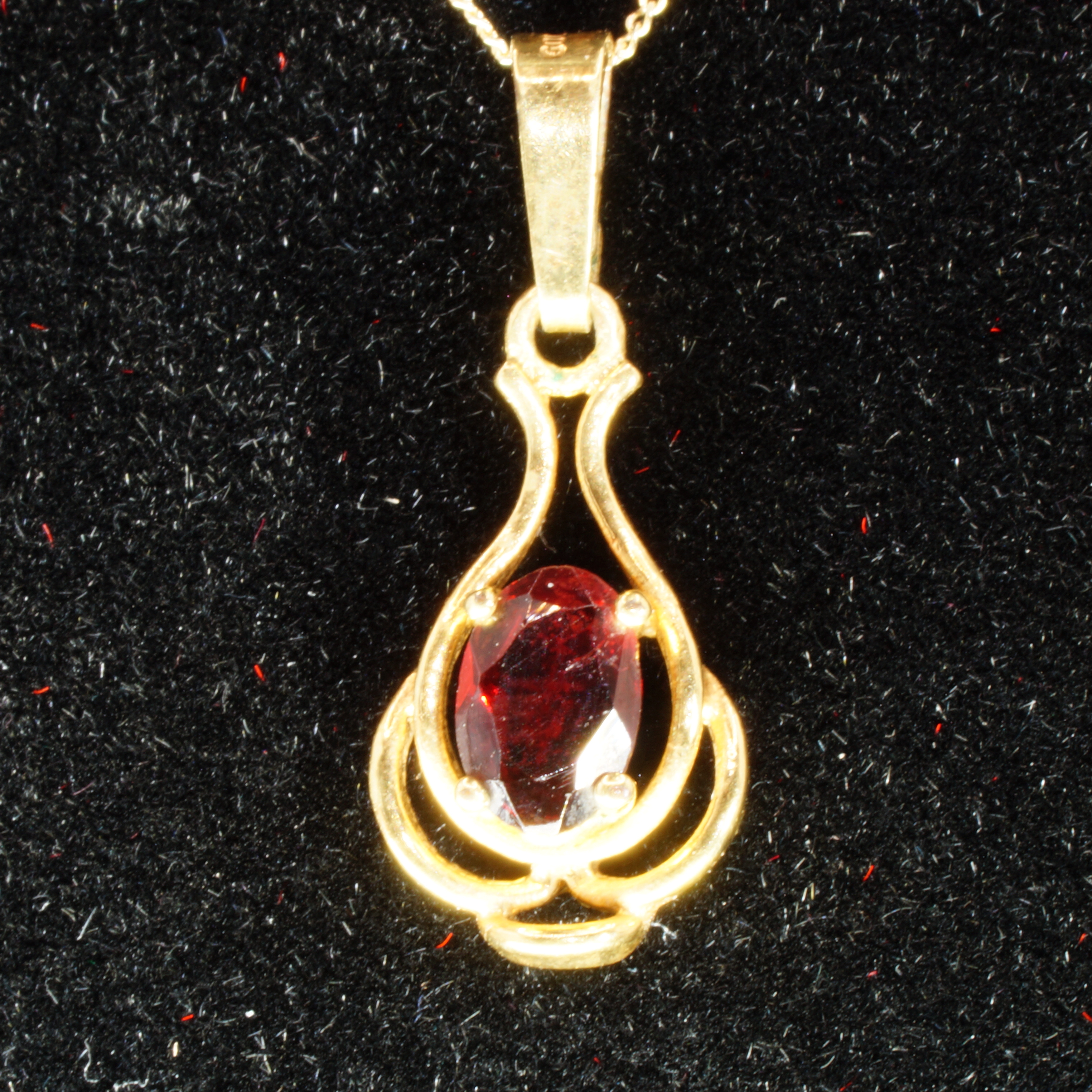 9ct Gold 20 Inch Necklace Garnet Pendant Hallmark Pre Owned - Image 2