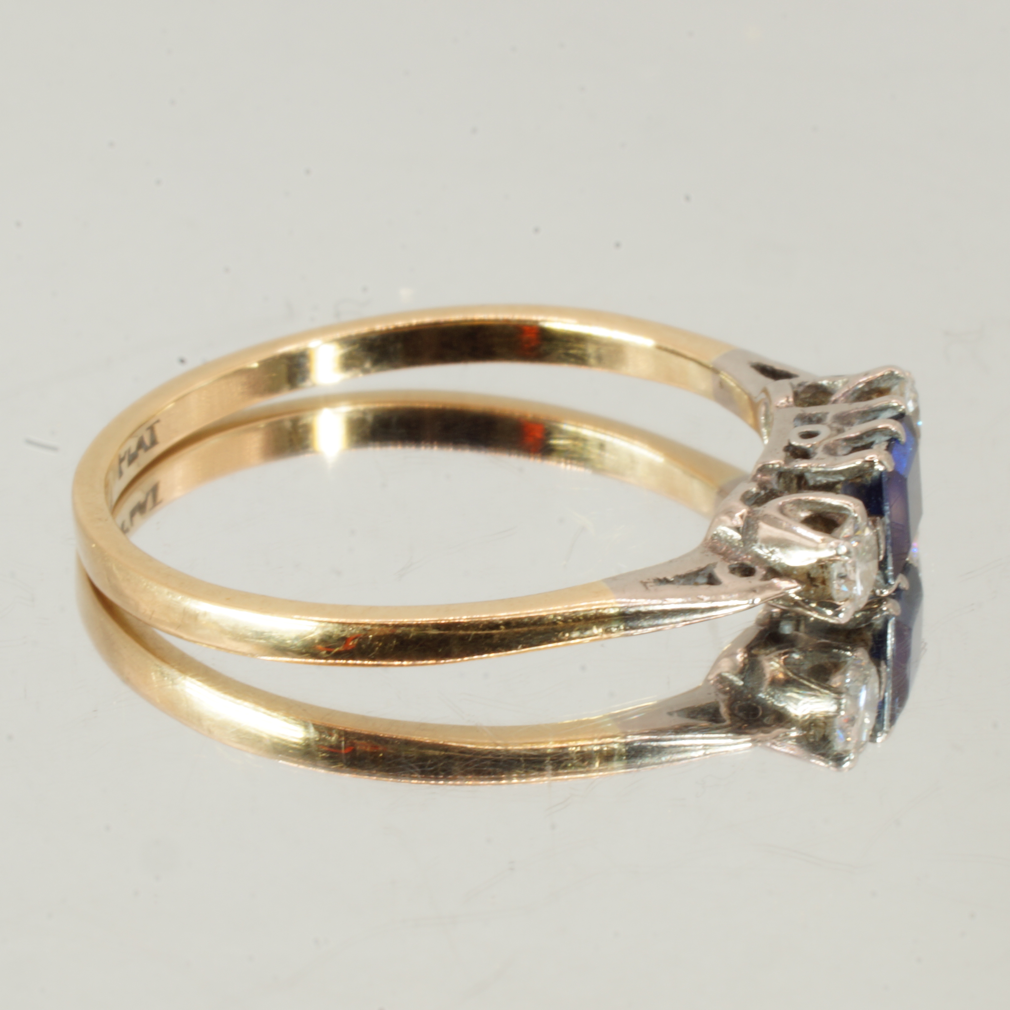 18ct Gold Sapphire Diamond Trilogy Ring UK Size P Pre Owned - Image 3