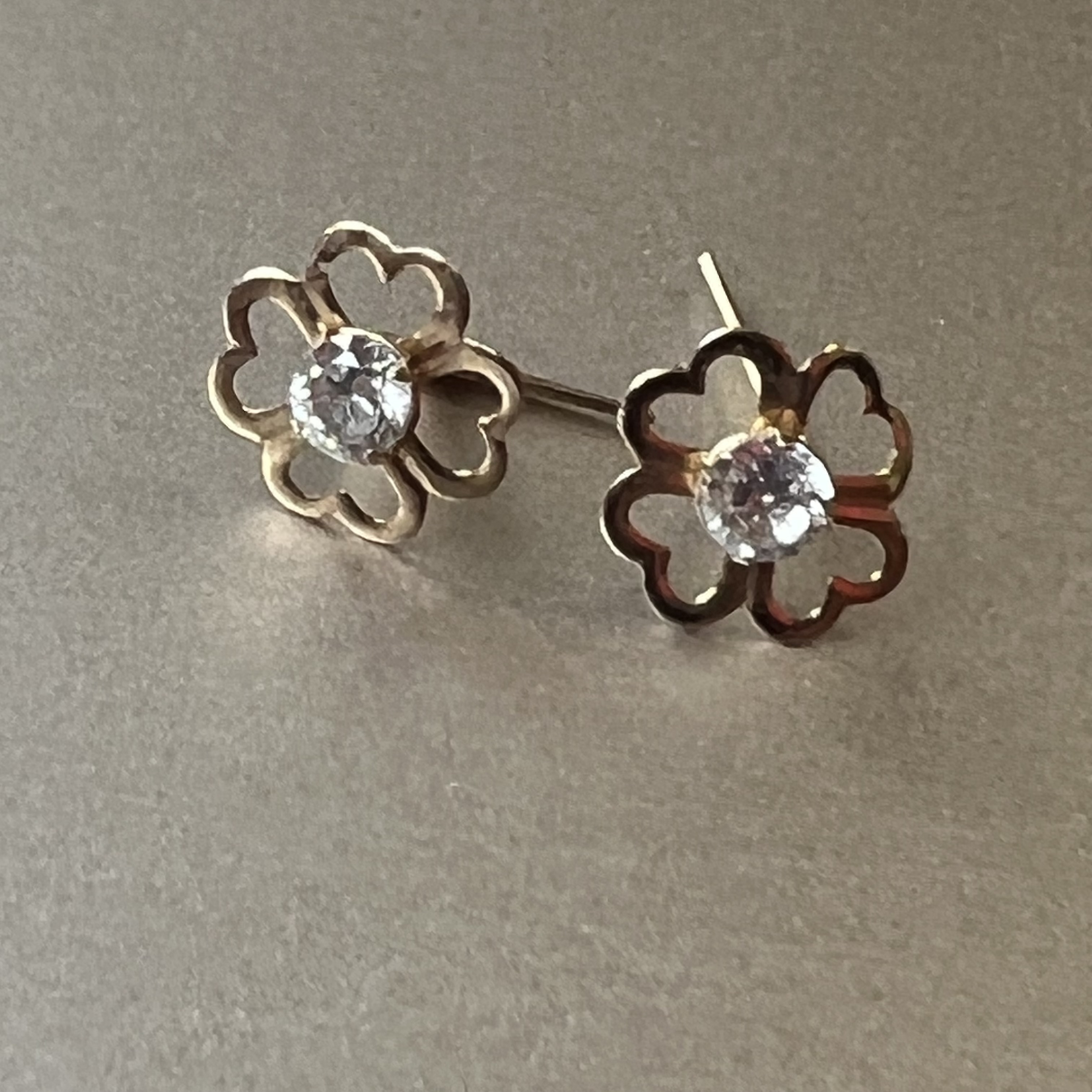 9ct Yellow Gold Dainty Stud Earrings Pierced Ears Pre Owned - Image 2