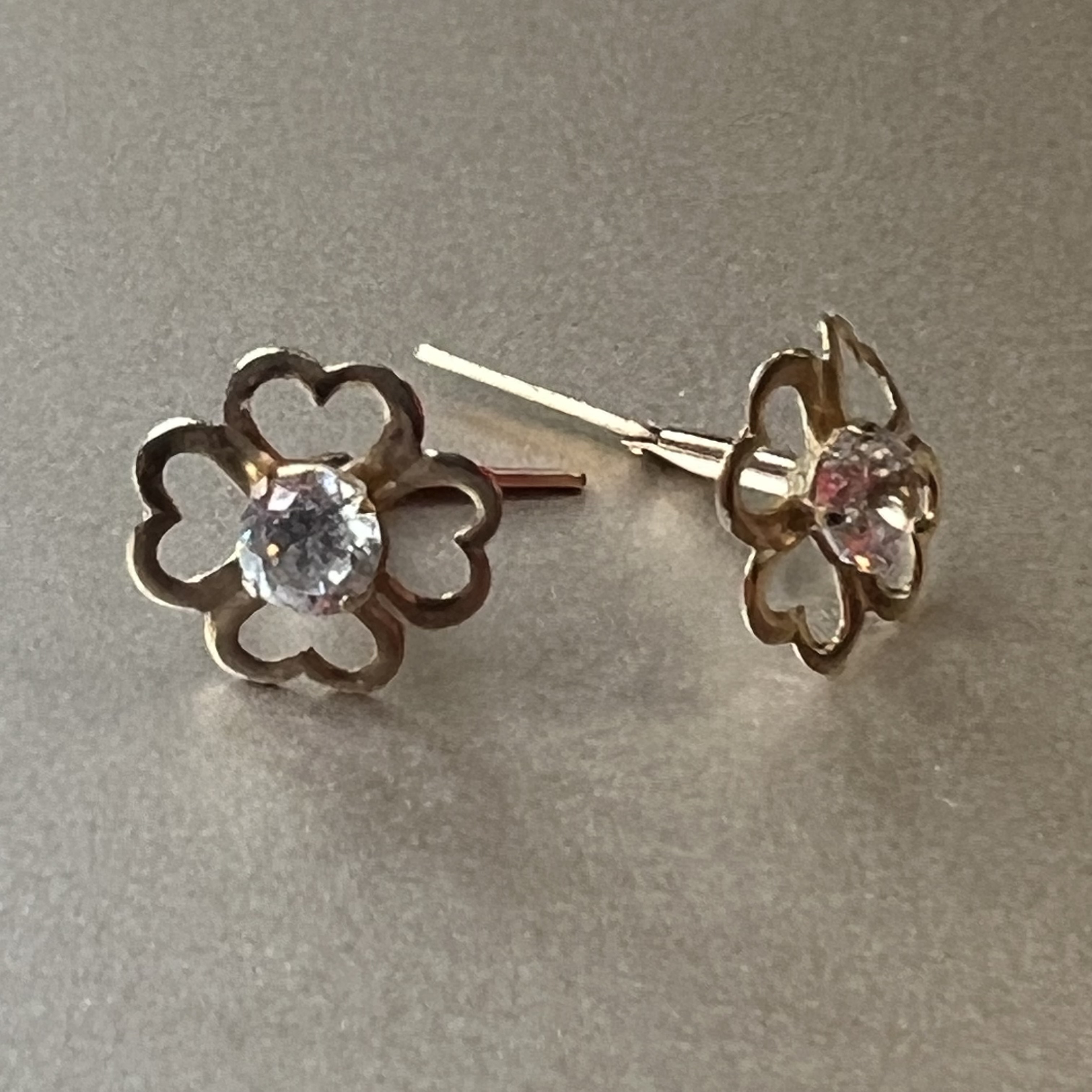 9ct Yellow Gold Dainty Stud Earrings Pierced Ears 8mm Diameter Pre Owned