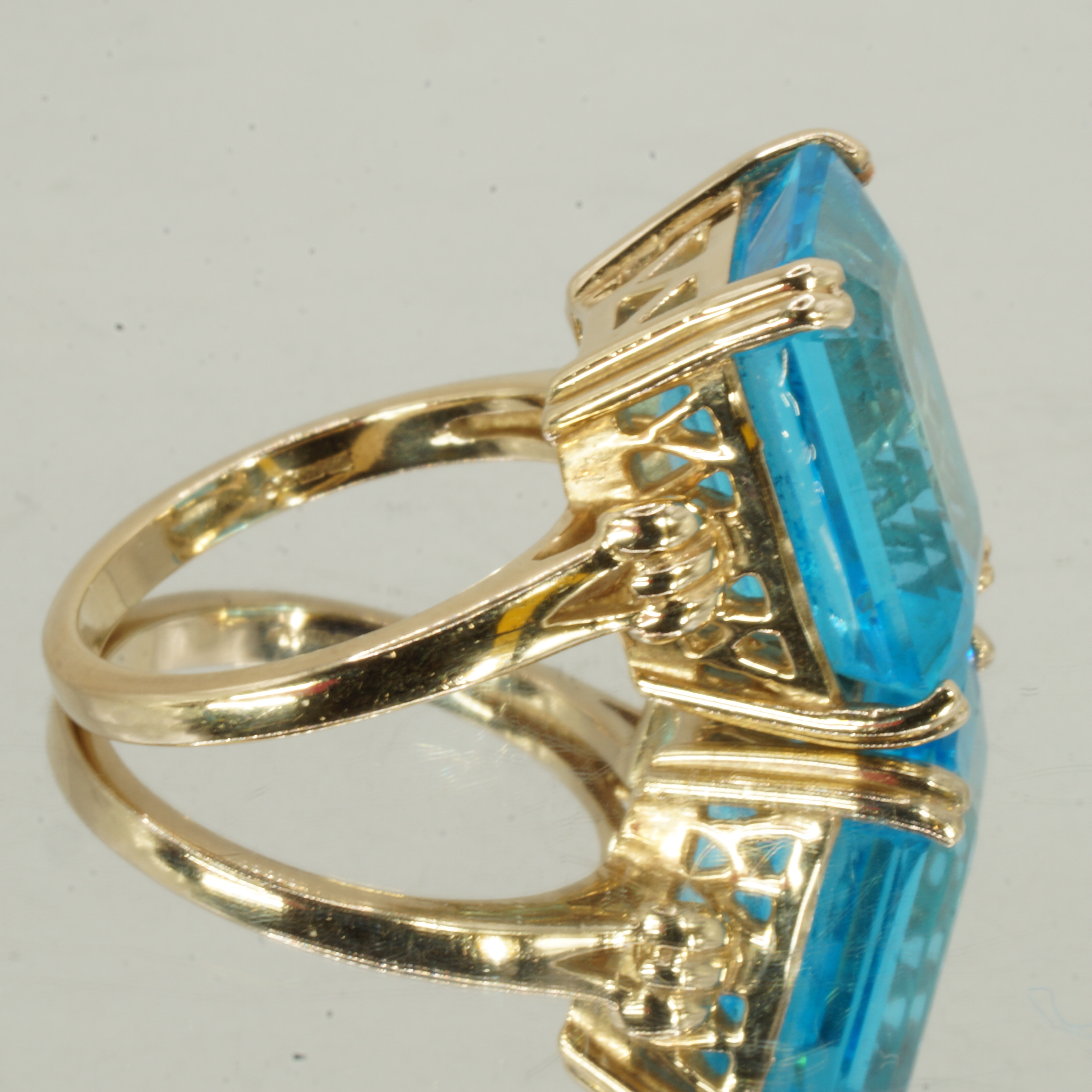 9ct Gold Topaz Statement Cocktail Ring UK Size N1/2 Pre Owned - Image 2