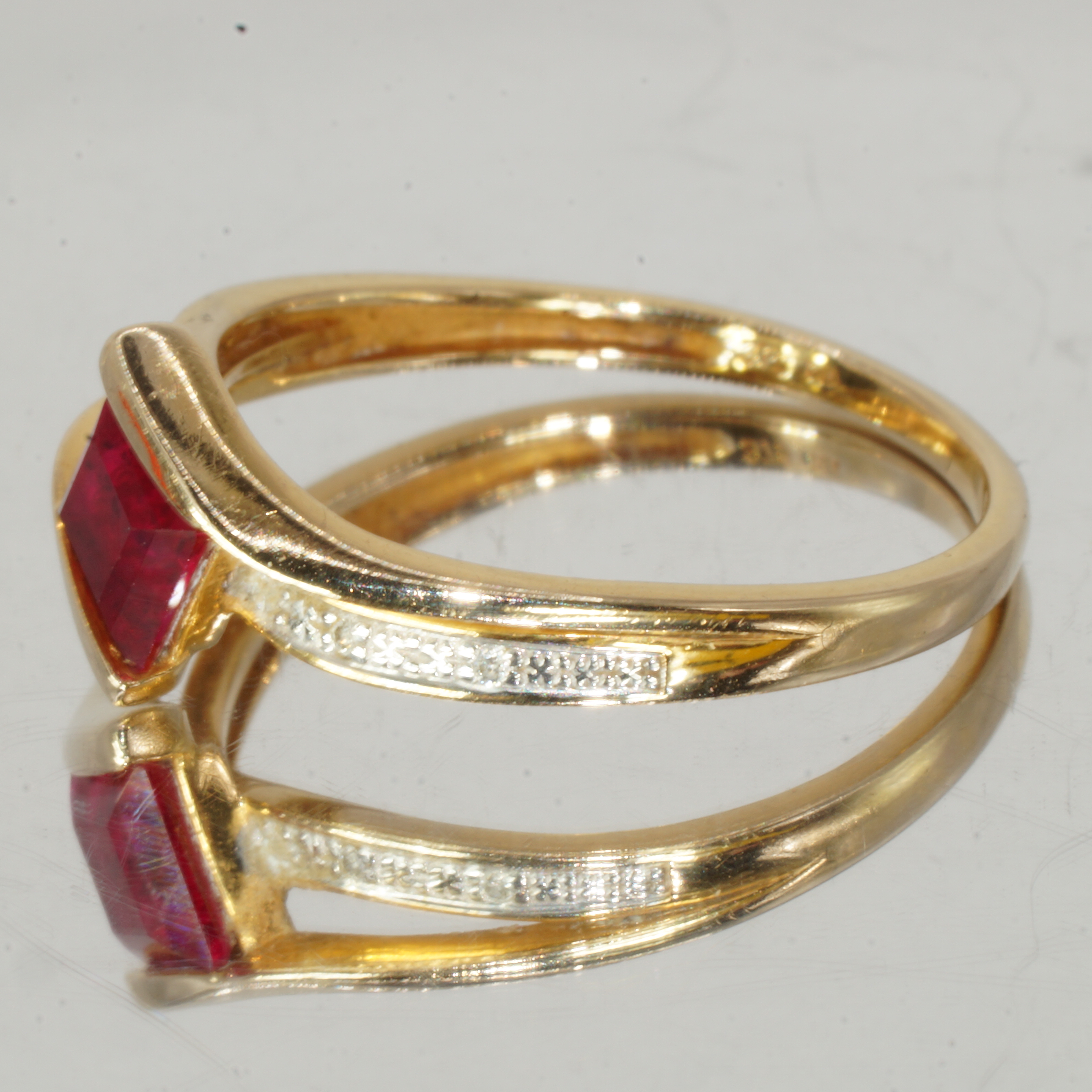 9ct Gold Ruby Diamond Crossover Ring UK Size O1/2 Pre Owned - Image 2