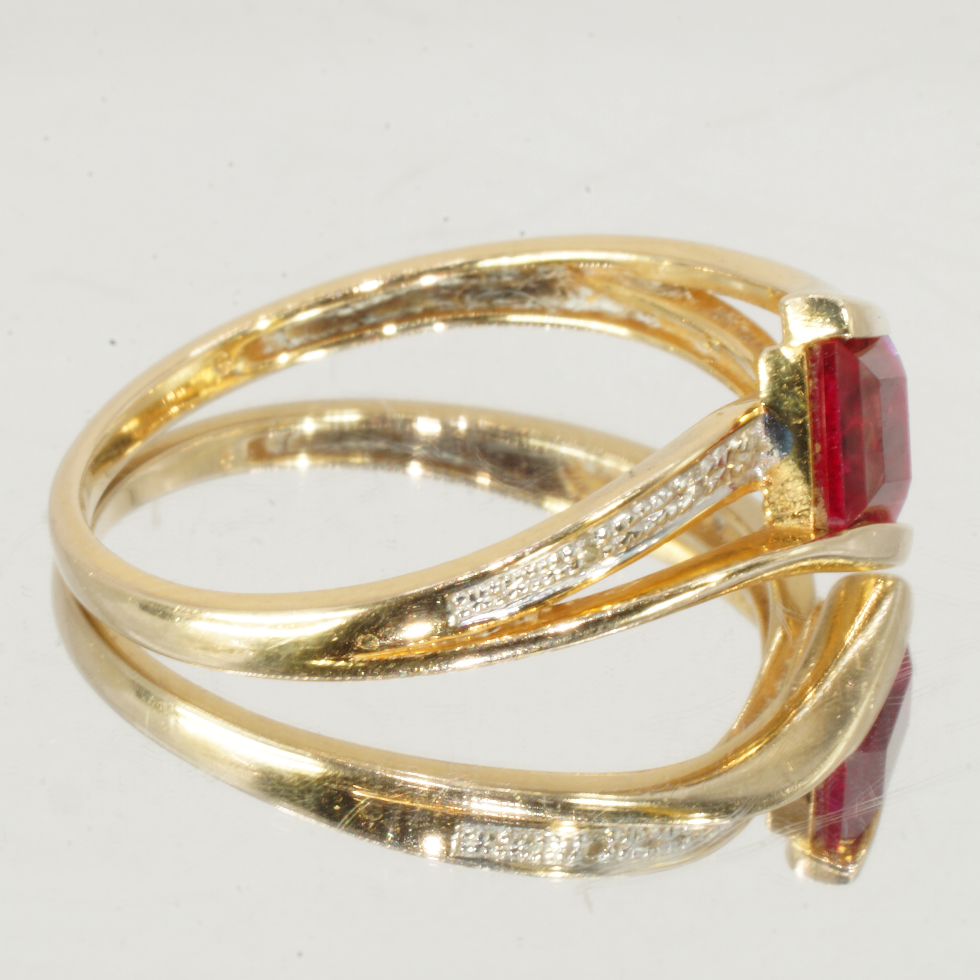 9ct Gold Ruby Diamond Crossover Ring UK Size O1/2 Pre Owned - Image 3
