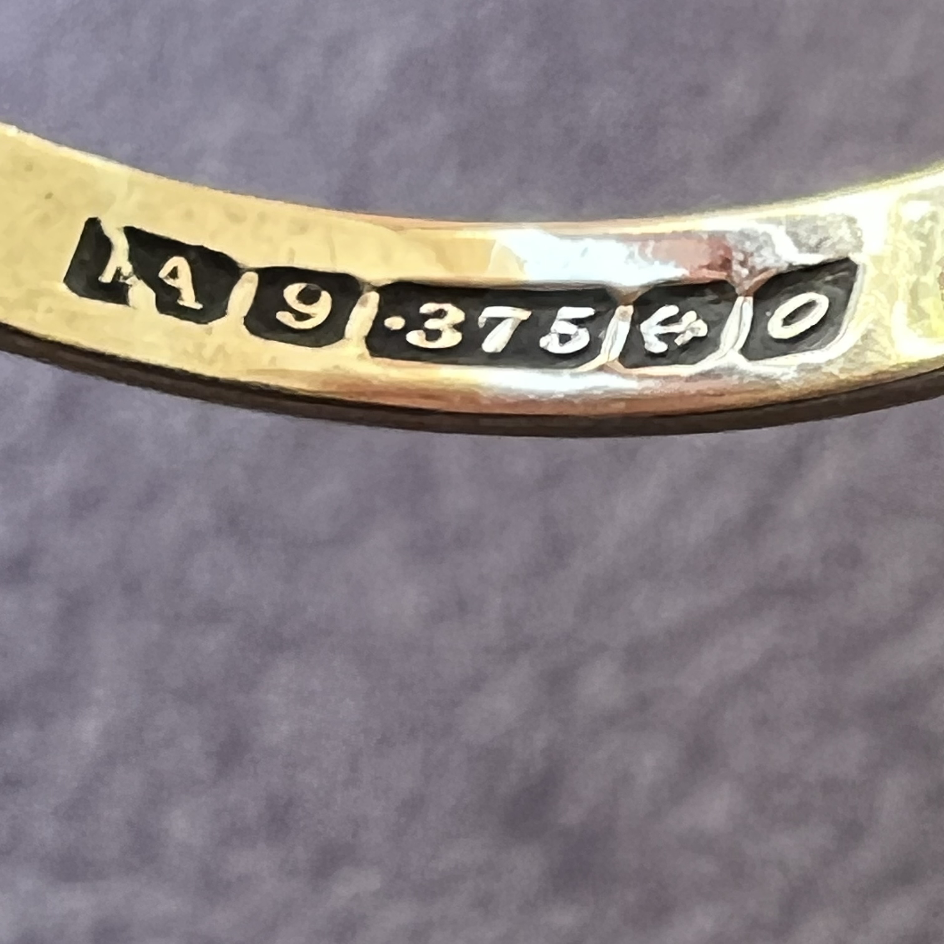 9ct Gold Plain Band Wedding Ring Hallmark UK Size R Pre Owned - Image 3