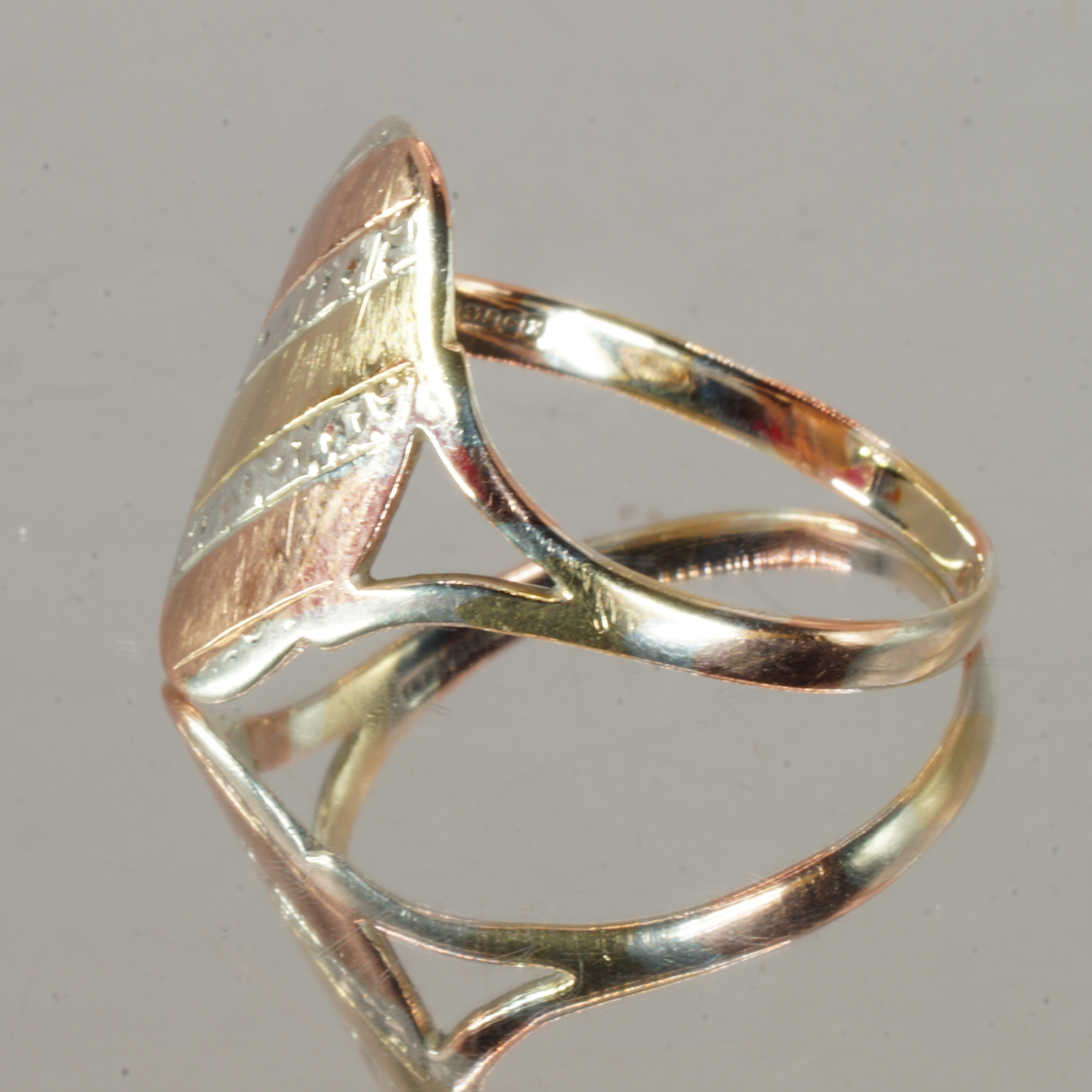 9ct Multi Tri Gold Large Ring Hallmark UK Size O Pre Owned 403 - Image 2